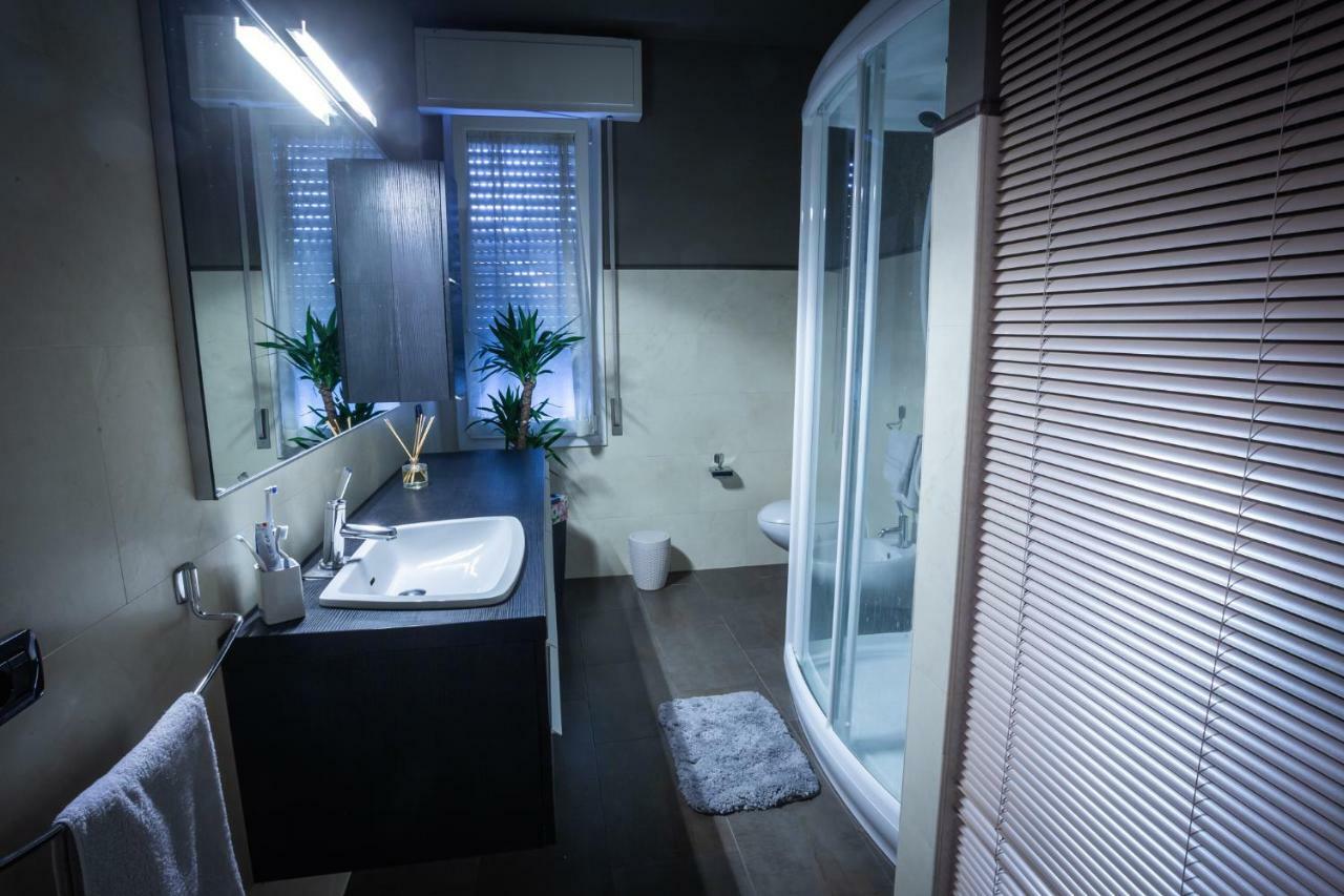 라벤나 Cinematic Modern Flat, 100 Mt Da Ospedale 아파트 외부 사진